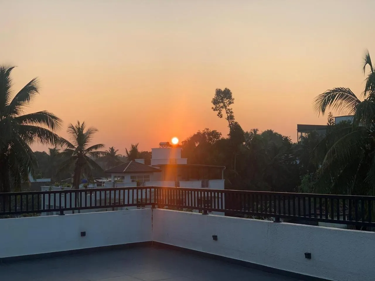 Lucky Transit Hotel - Katunayake Airport Guest house
